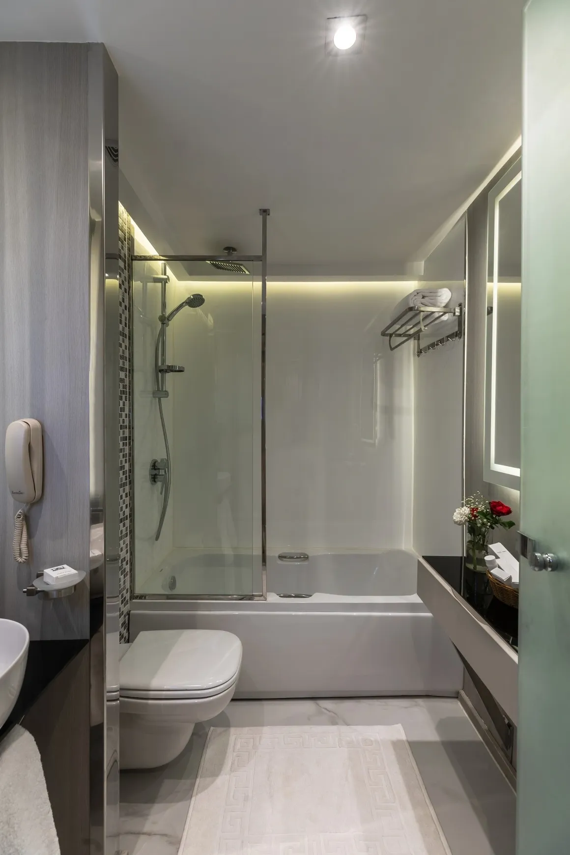 Private bathroom aboard Le Yacht I