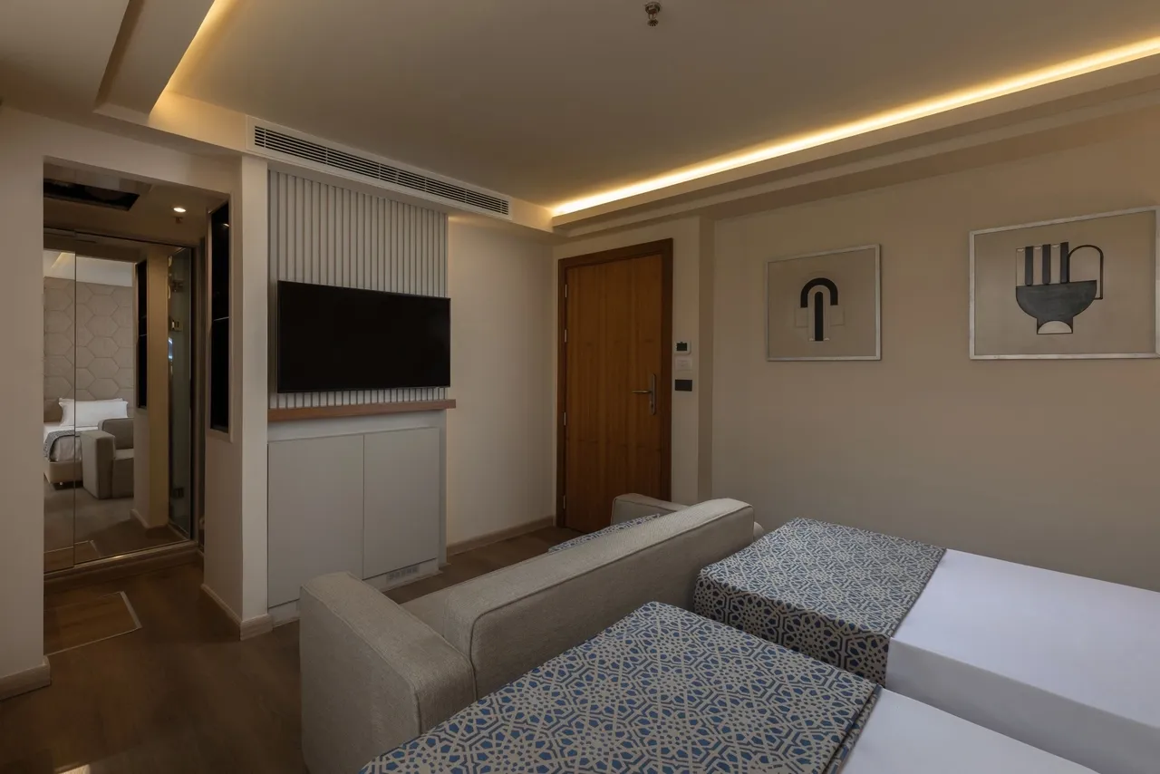 Twin-suite layout aboard Le Yacht I