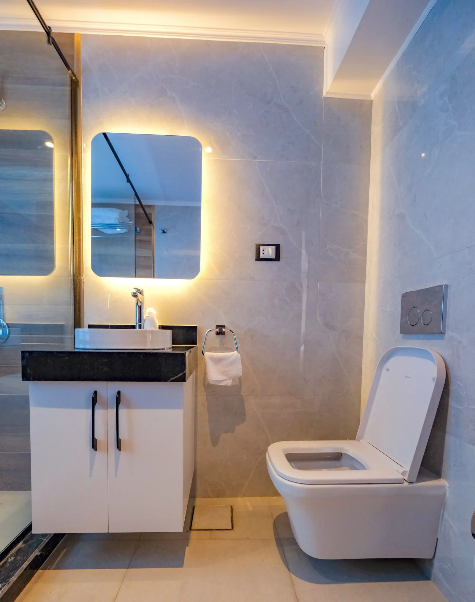 Private bathroom aboard Swan Dahabiya