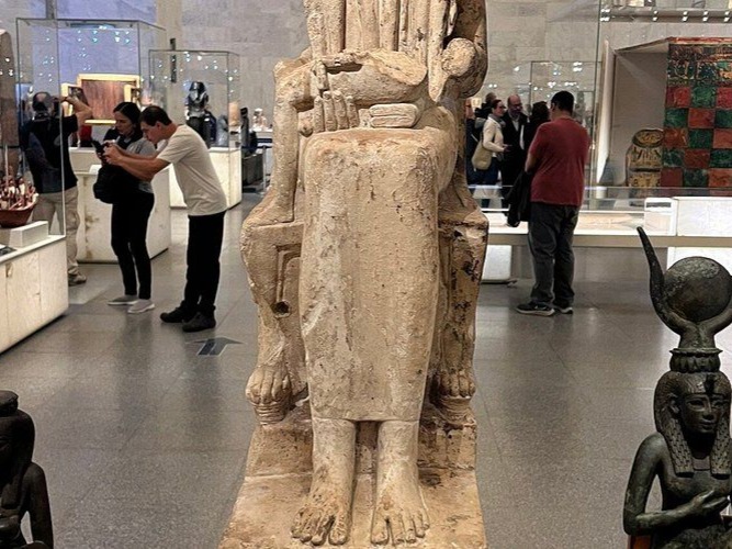 Couple dressed in Pharaonic attire smiling on the boat