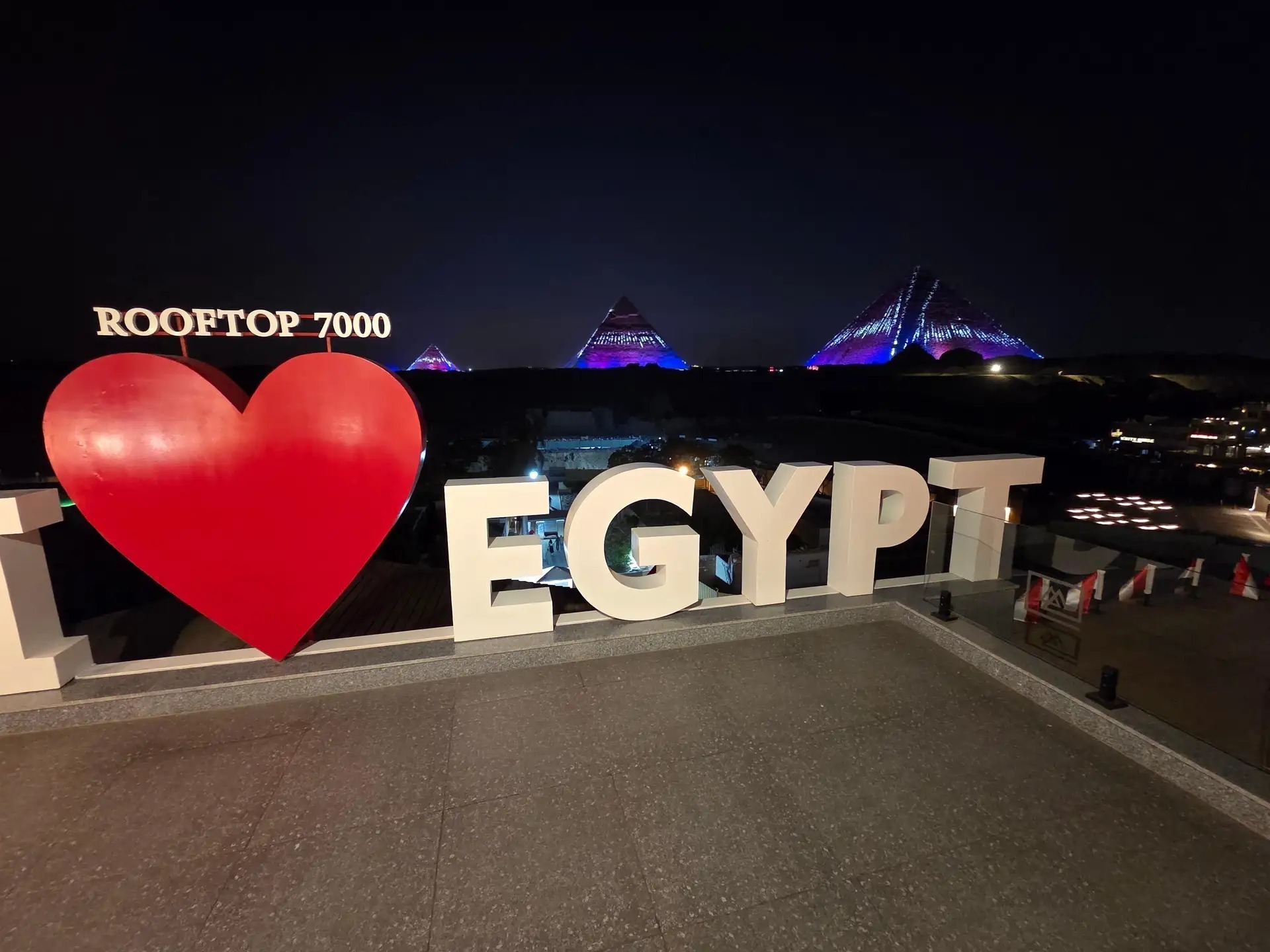 Onboard bar decorated with Egyptian art and fresh fruit
