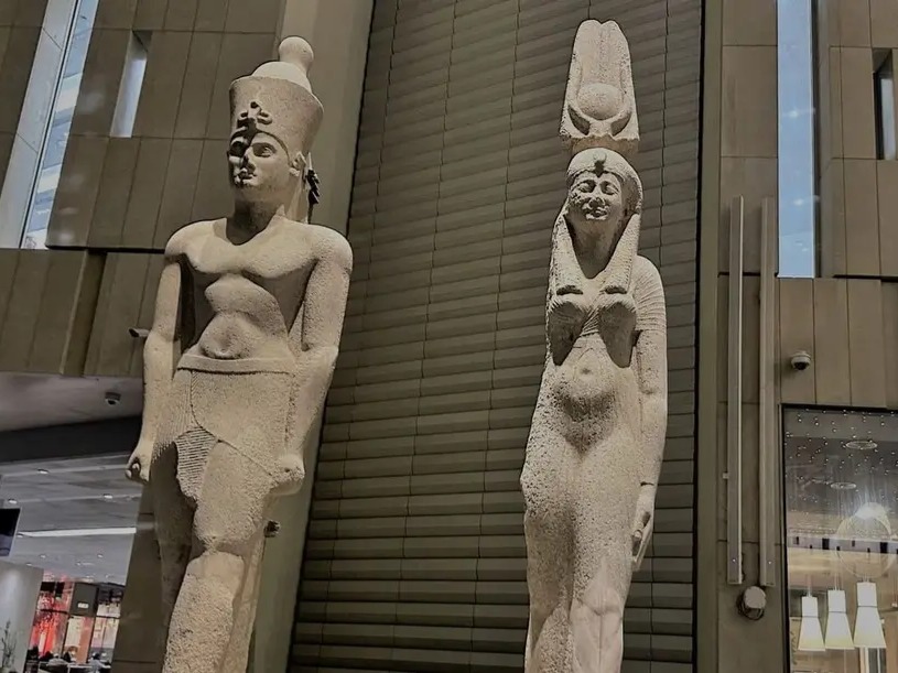 Couple dressed in Pharaonic attire smiling on the boat