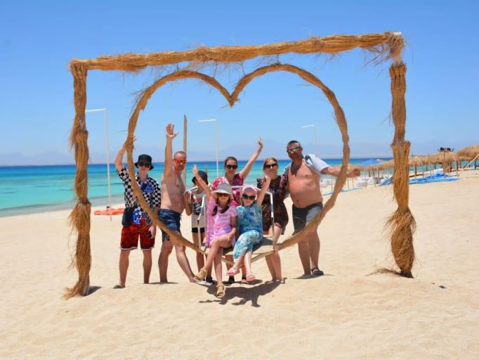 Family enjoying beach photo spot