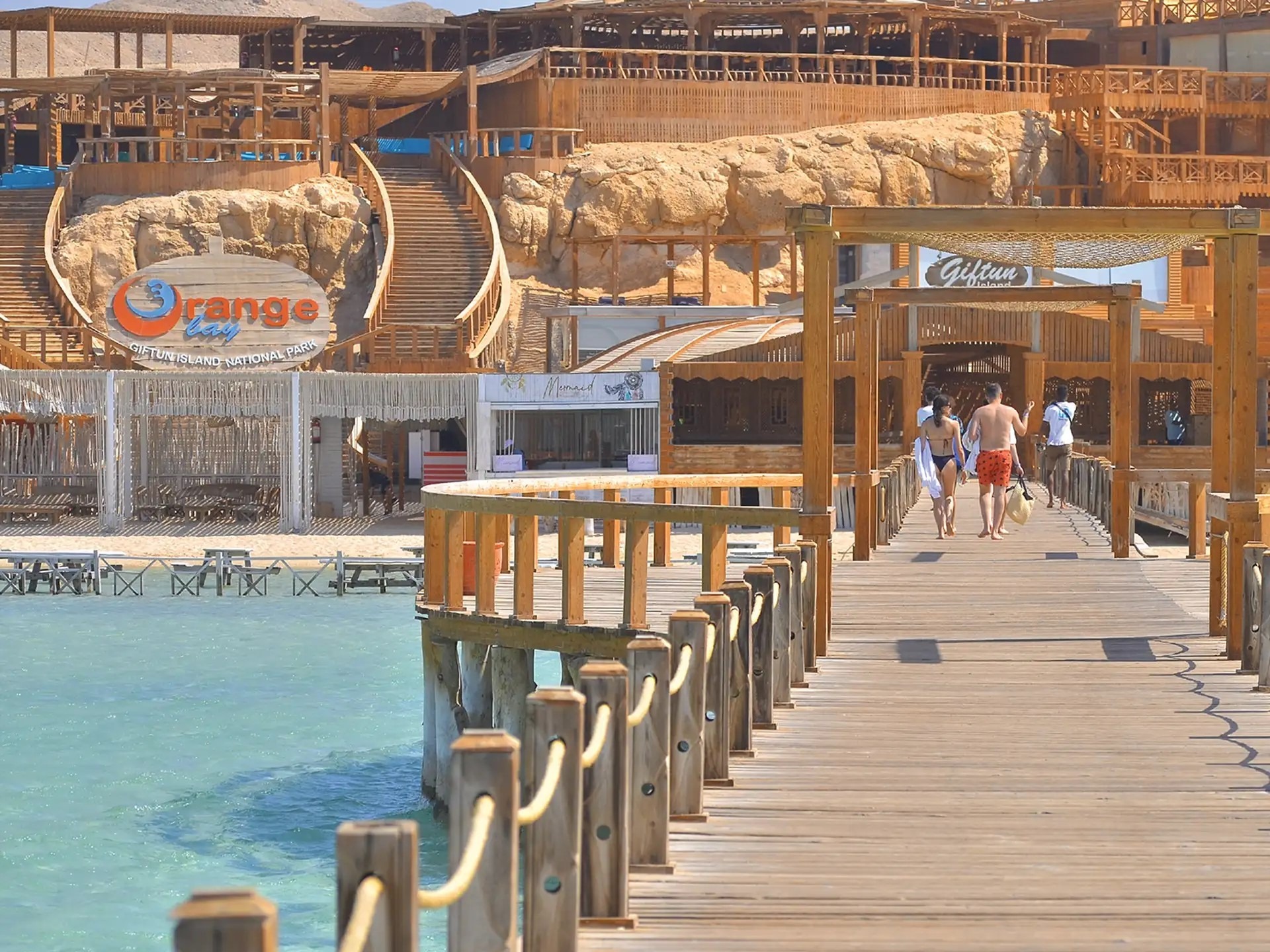 Orange Bay Beach Club und Holzsteg
