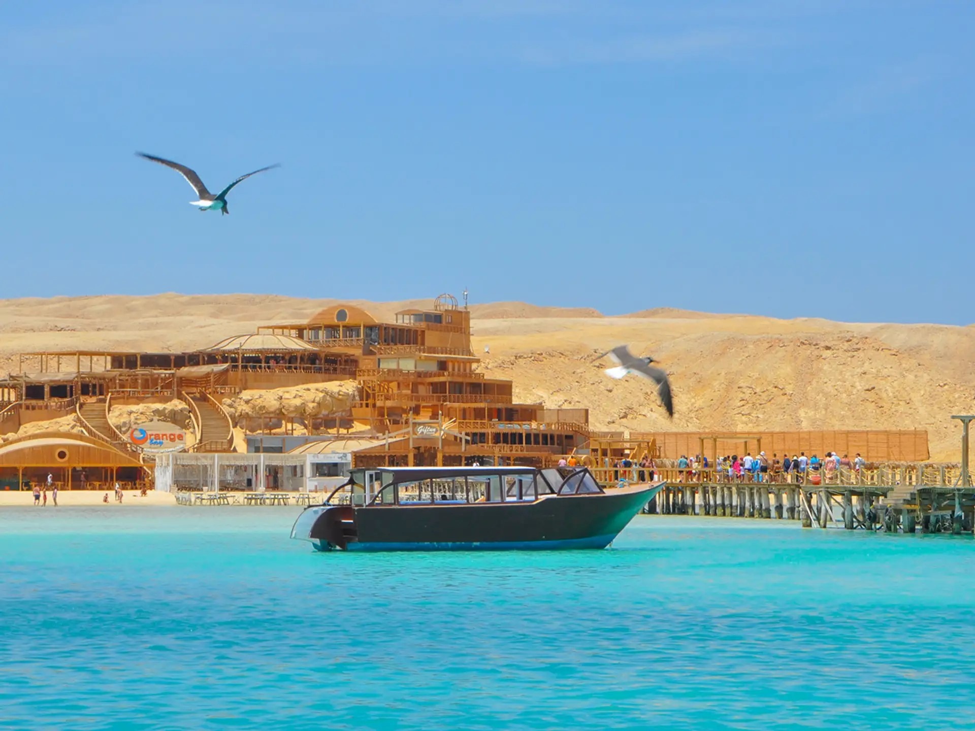 Küste der Orange Bay mit Booten und türkisfarbenem Meer