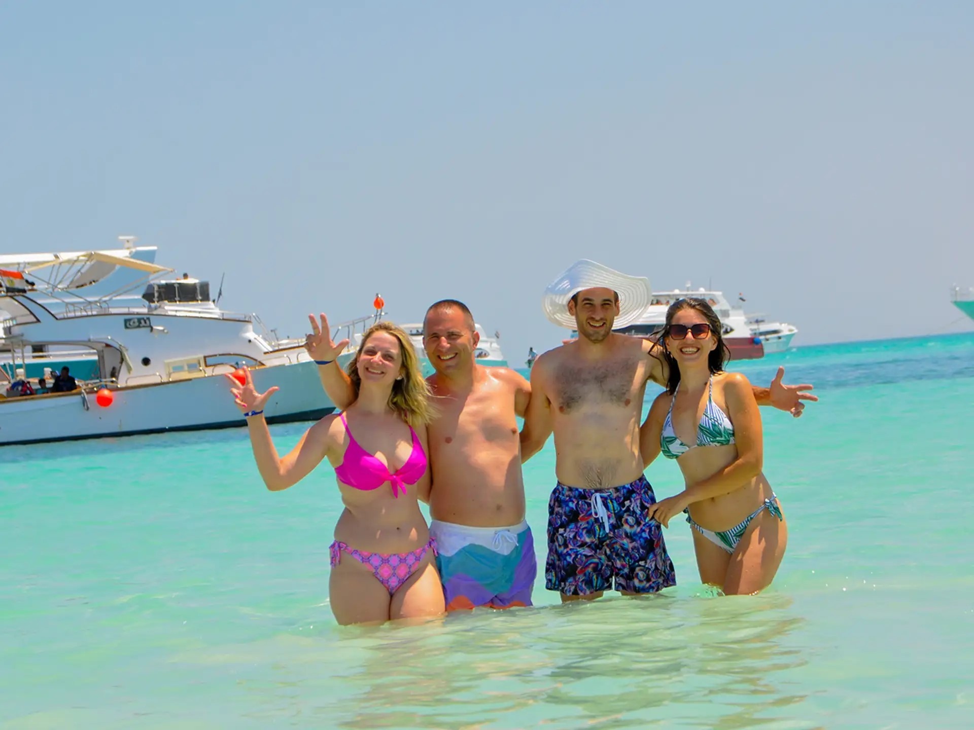 Familie beim Schnorcheln im klaren Wasser des Roten Meeres