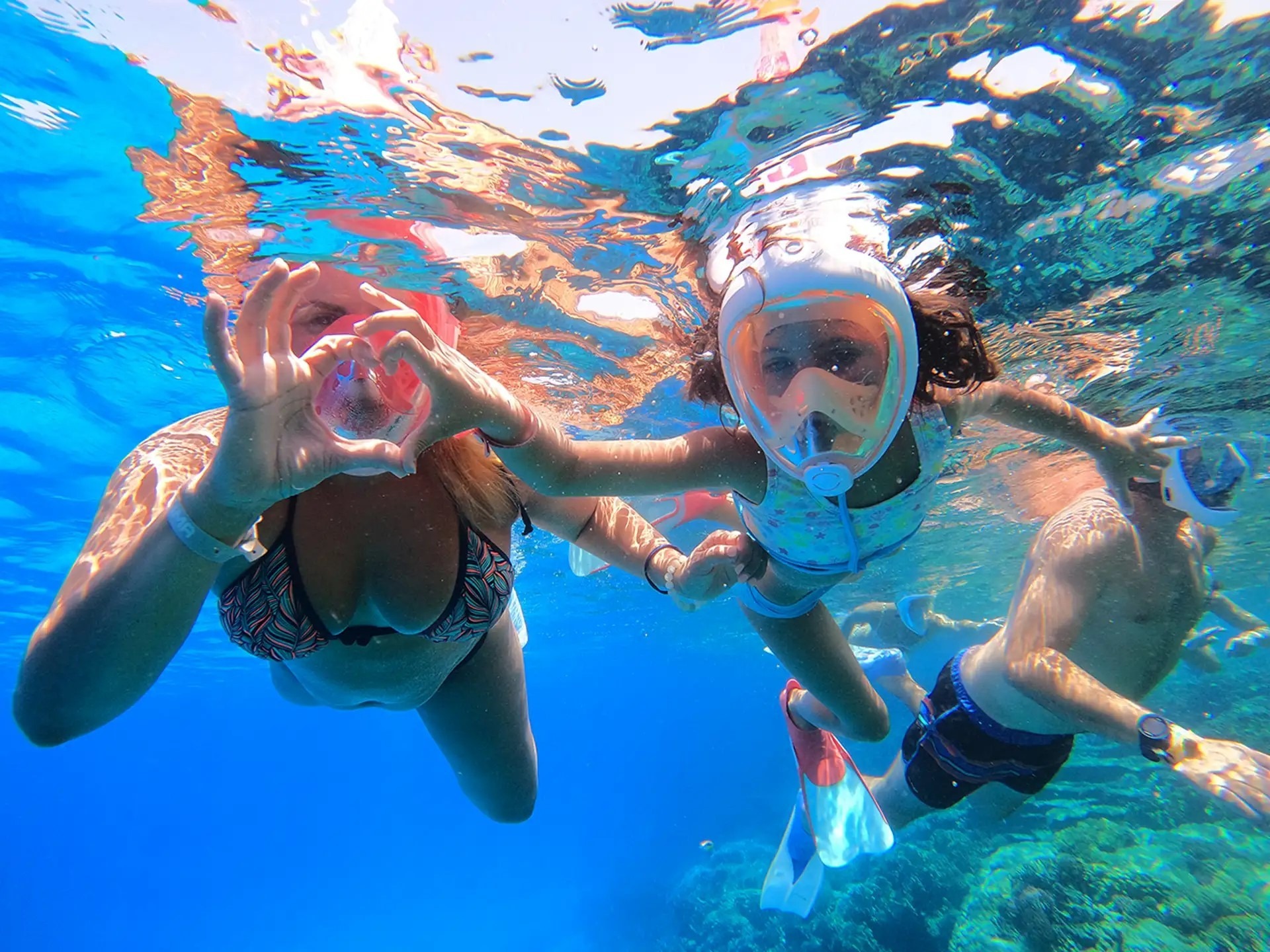Paar im kristallklaren Wasser der Orange Bay