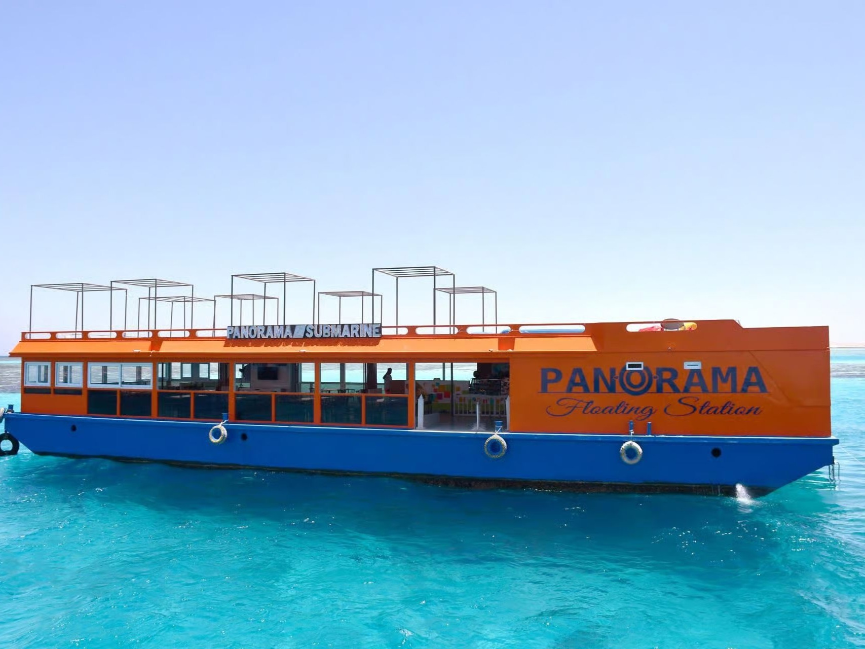 Die Panorama-Schwimmstation mitten auf dem Meer