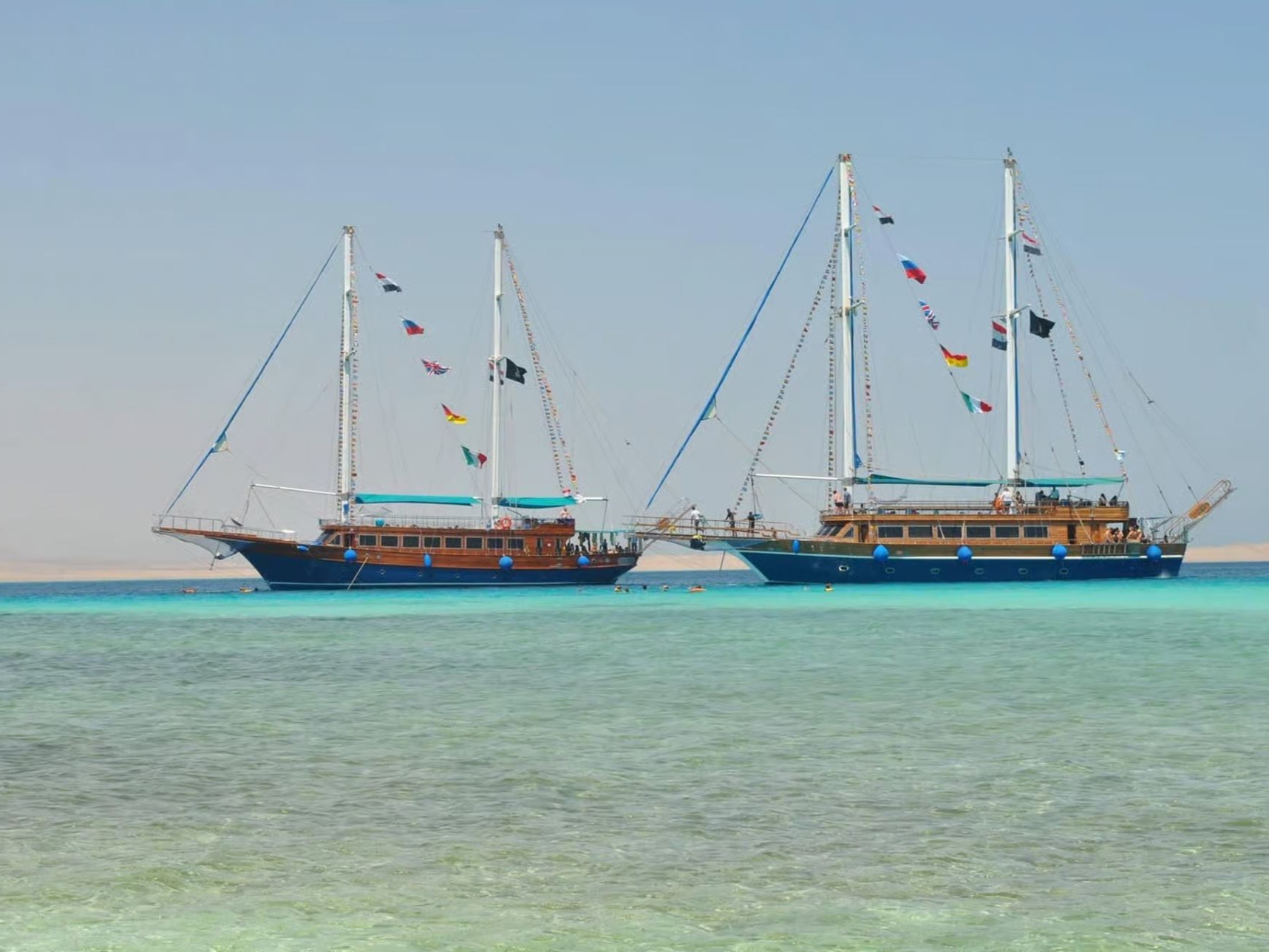 Piraten-Yachten im türkisfarbenen Wasser