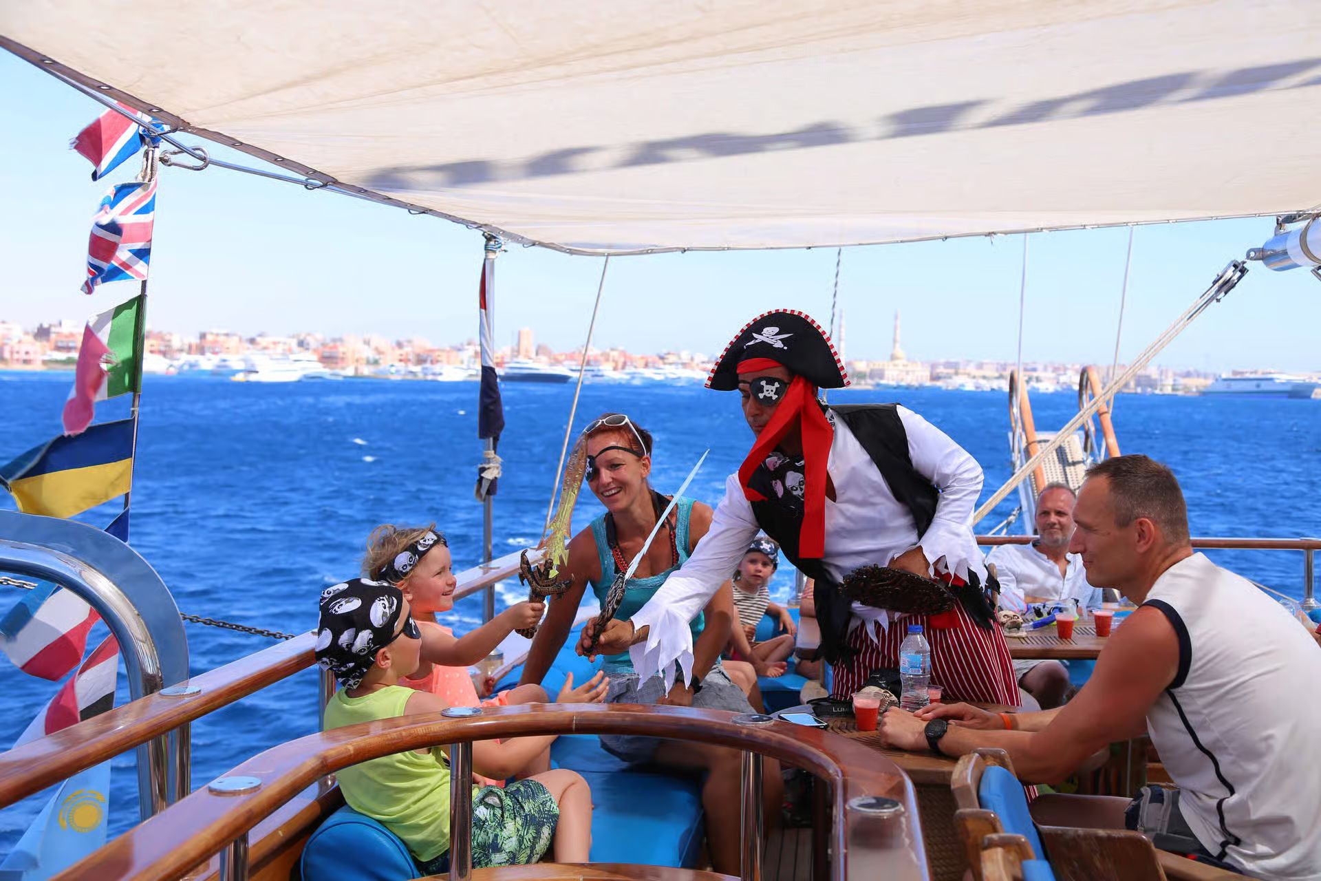 Piraten-Unterhalter interagiert mit Kindern an Bord