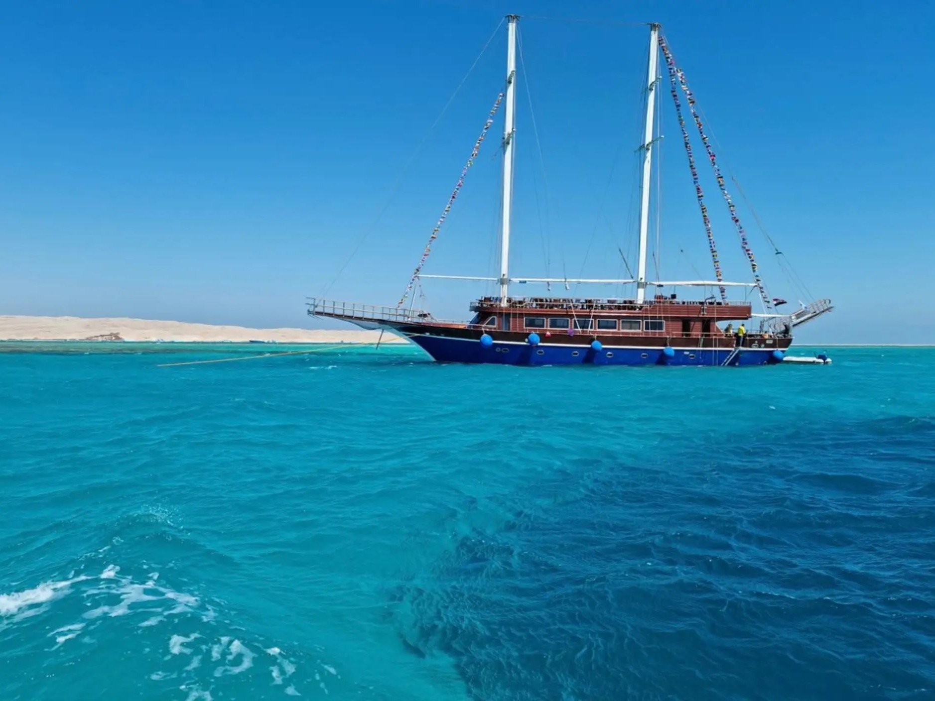 Piraten-Yacht vor der Orange Bay