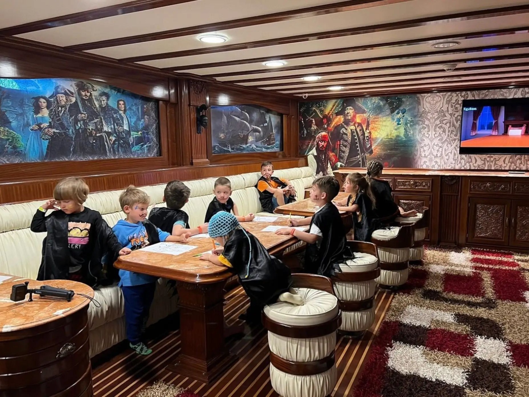 Kinder genießen Piratenaktivitäten in der Yacht