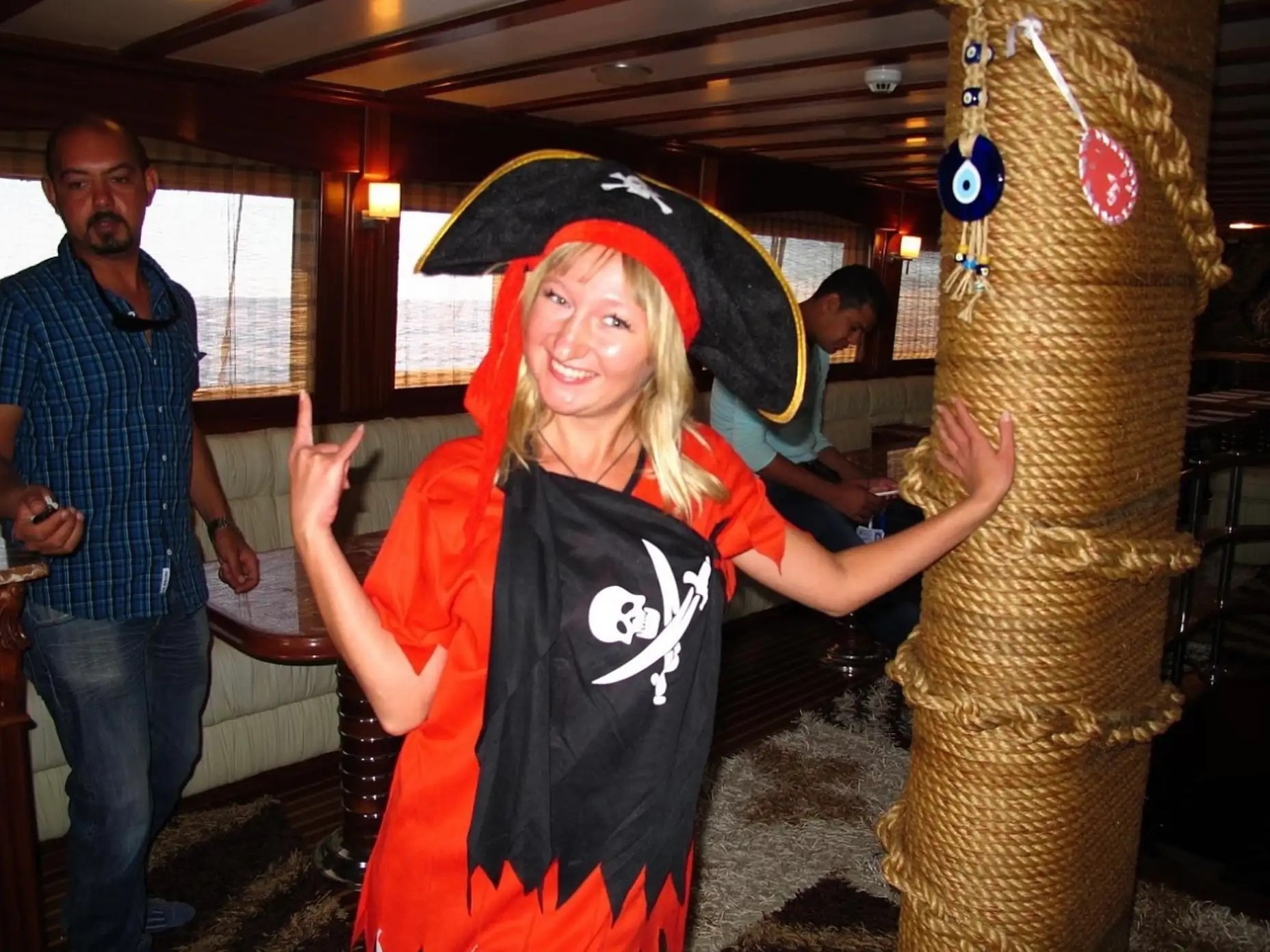 Gast in Piratenkostüm an Bord