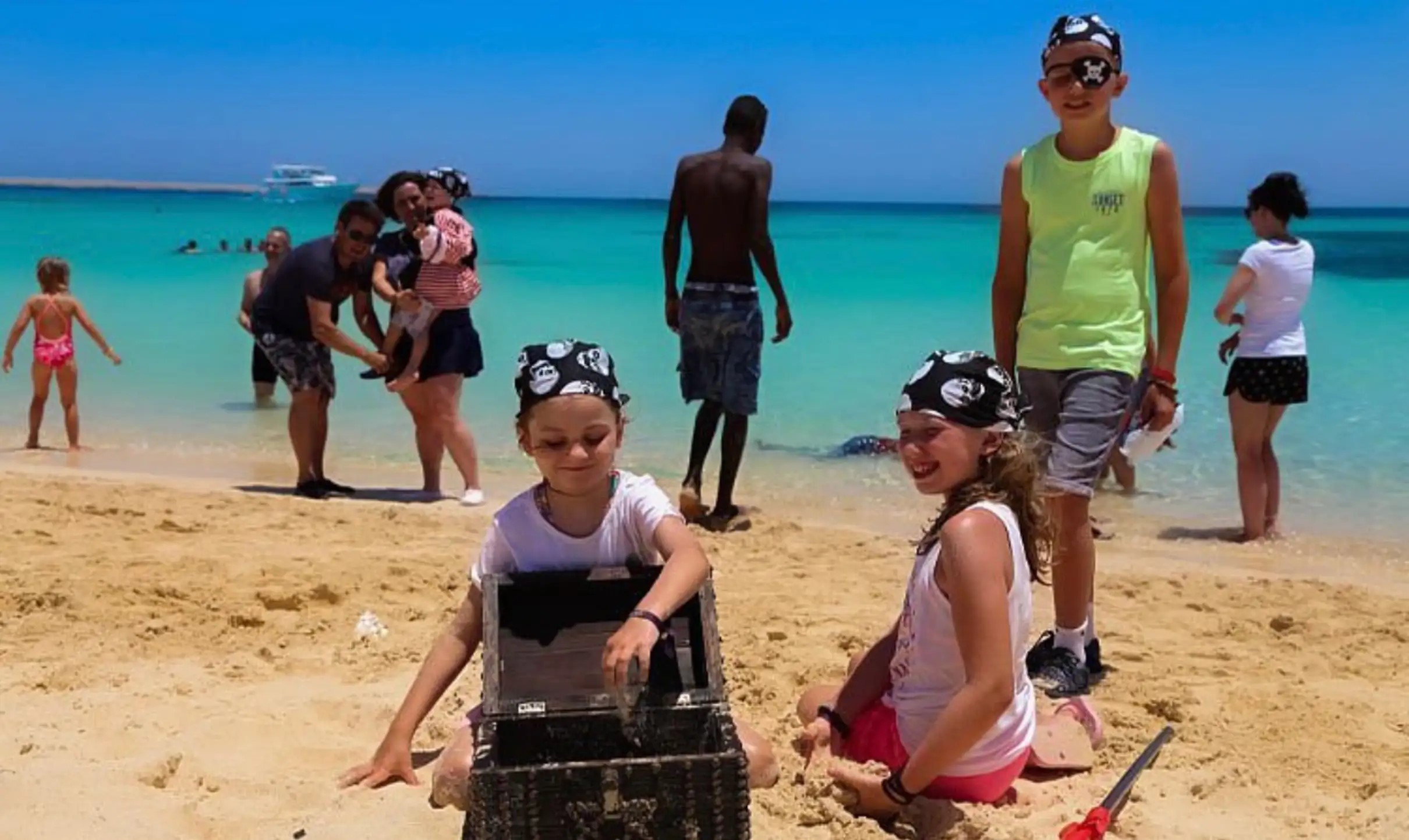 Kinder bei einer Schatzsuche auf der Orange Bay