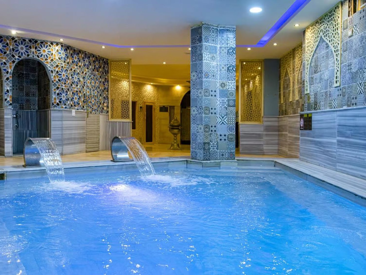 Indoor pool in the Aladino Hammam spa